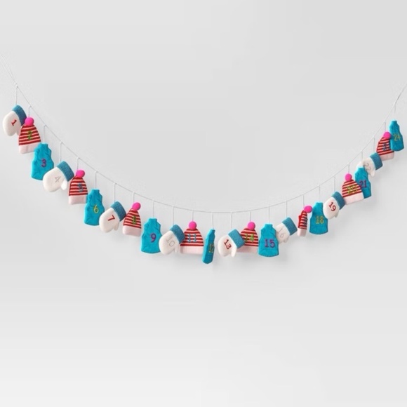 New Fabric Mitten Hat Vest Christmas Advent Calendar Garland & Large Penguin - Picture 2 of 3